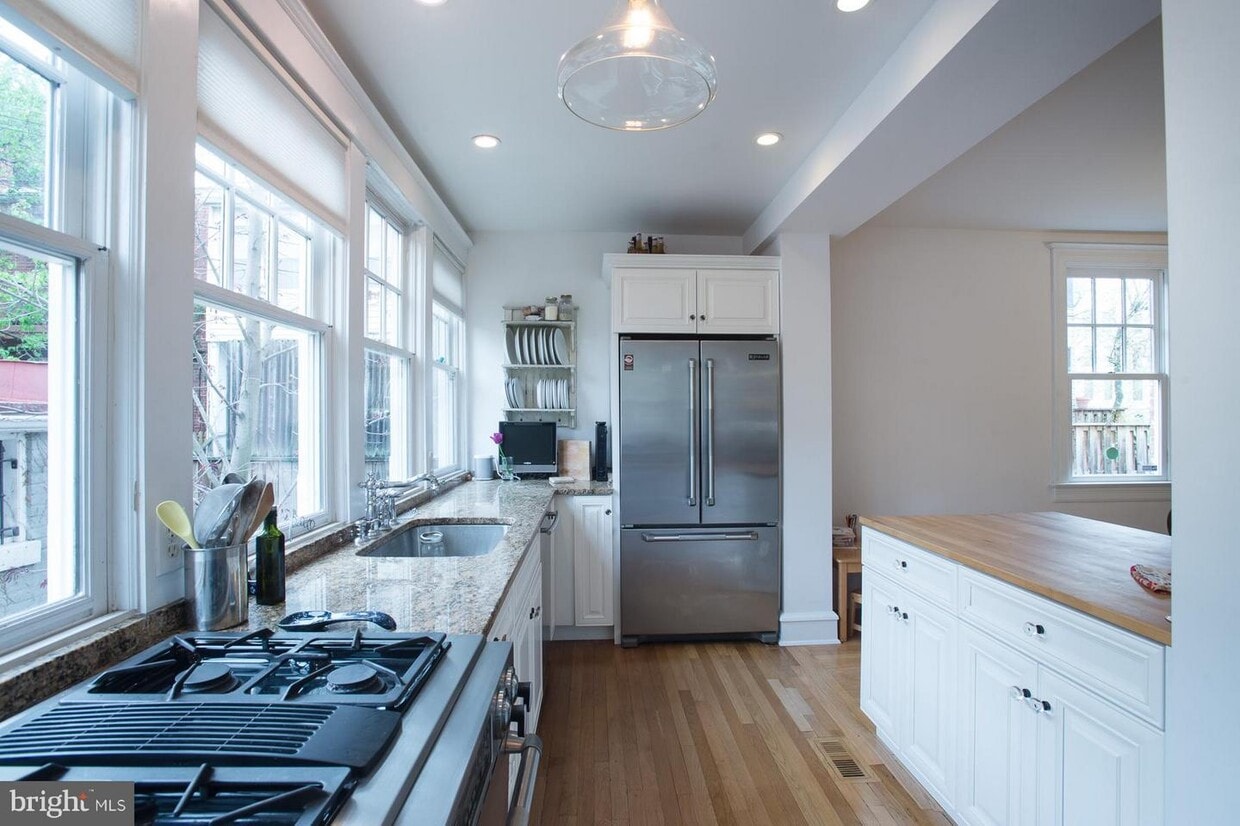 Primary Photo - 611 E St NE