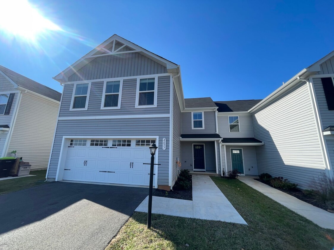 Foto principal - Gorgeous Locust Thicket Townhome