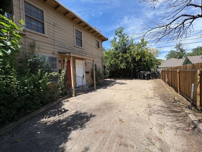 Building Photo - Studio Apartment with 1 Bathroom in Histor...