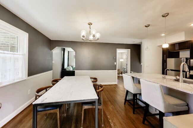 Foto del edificio - Classic Brick Colonial in the Heart of Berkshire