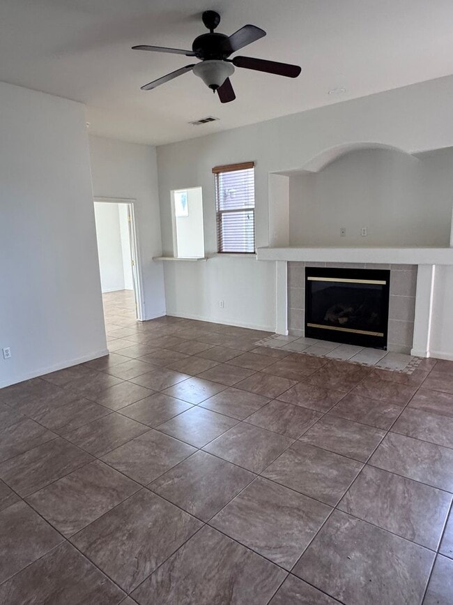 Foto del edificio - 1828 N Auburn Ct