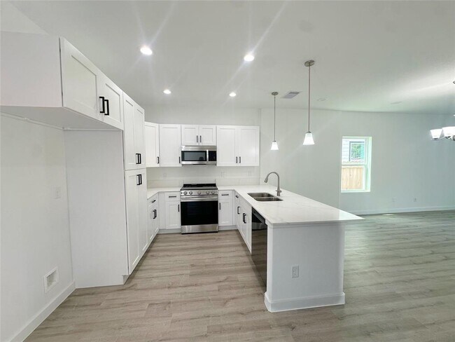 Foto del edificio - 7813 Hirsch Rd
