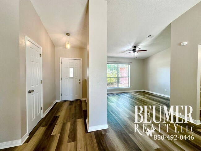 Foto del edificio - Home nestled in in W. Pensacola minutes fr...