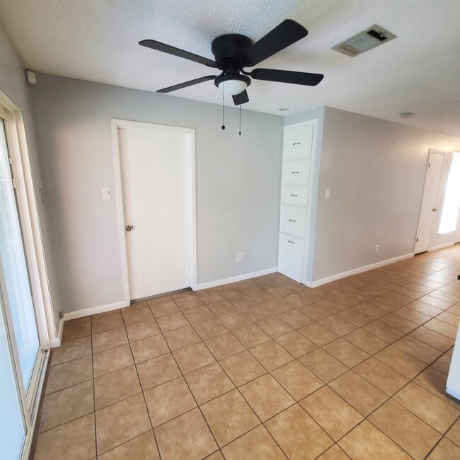 Foto del edificio - 6922 Foxside Ln