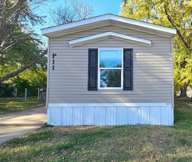 Building Photo - 2320 E MacArthur Rd