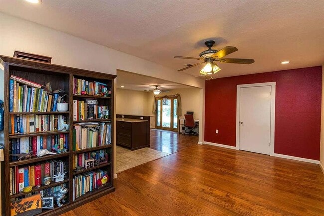 Building Photo - 1207 Fieldcrest Dr