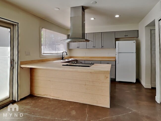 Building Photo - 4440 W Solano Dr N