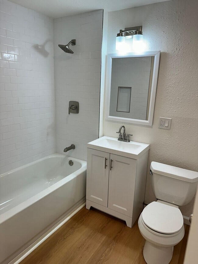 Building Photo - Blades Market