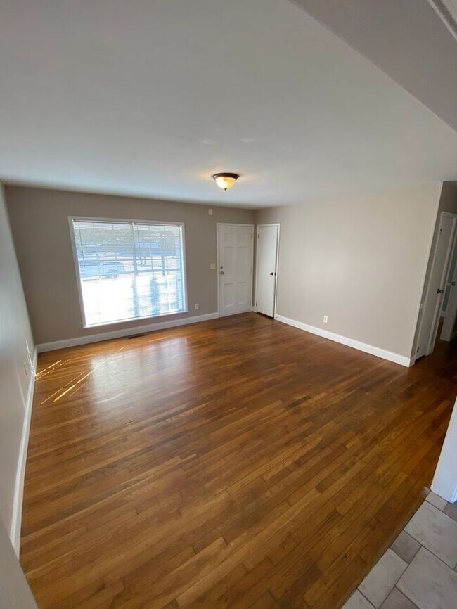 Building Photo - 1222 Brookview Ct