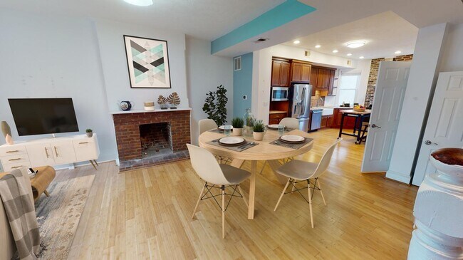 Building Photo - Sleek Logan Circle-Shaw townhouse close to...