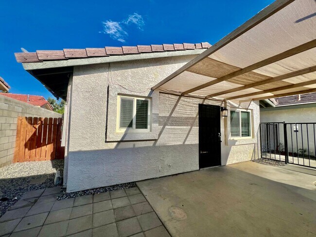 Building Photo - AVAILABLE NOW !!  3-bedroom 2 bath Duplex ...
