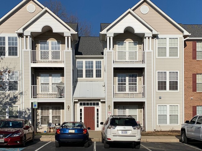 Building Photo - Light Filled 2bd 2bth Penthouse Condo In Piney Orchard!