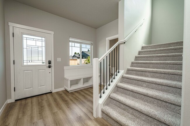 Building Photo - Spacious 4BR Modern Retreat and Luxury Liv...