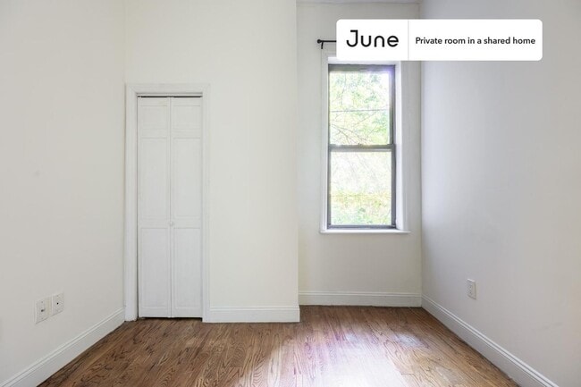 Building Photo - Private bedroom in 4 bed/1 bath Home