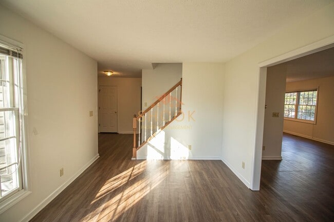 Foto del edificio - LARGE CONDO UNIT CLOSE TO CAMPUS - Available mid June
