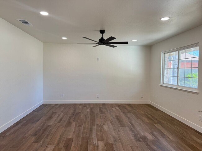 Foto del edificio - 1459 E Kern Ave