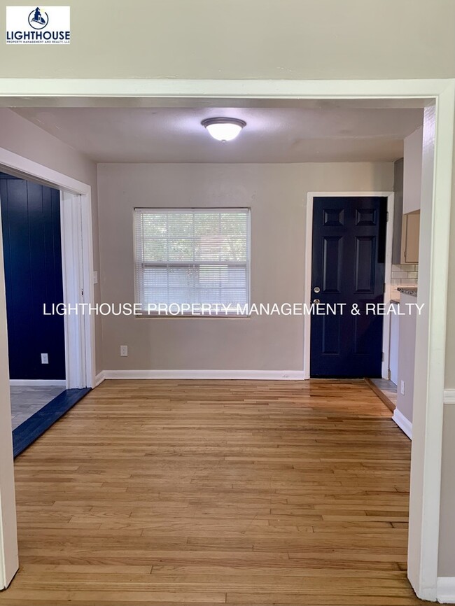 Building Photo - Gorgeous 3 bed/2 bath in Edgewood Manor!