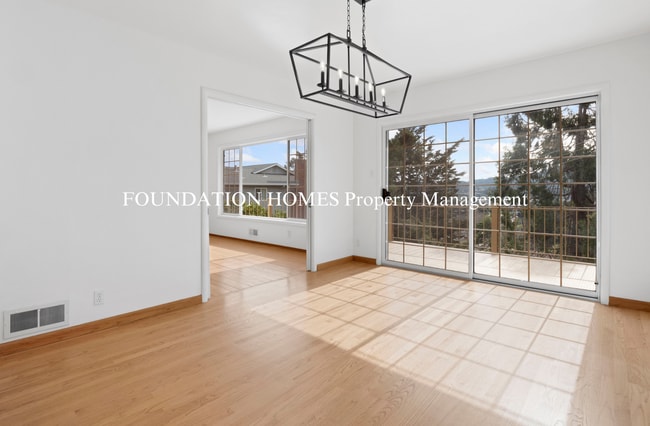 Building Photo - 4BR/3BA Greenbrae Home, Valley Views, Deck...