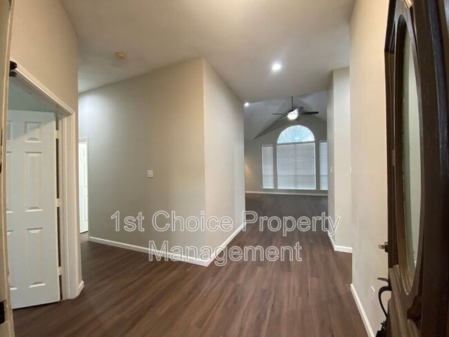Building Photo - 904 Santa Cruz Dr