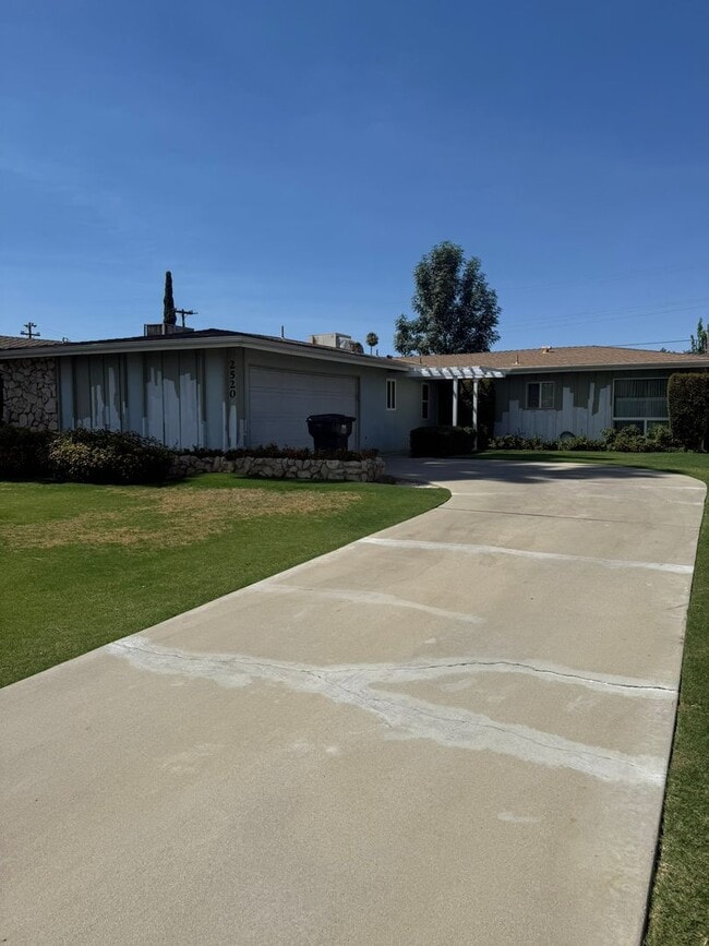 Building Photo - 2520 Oakwood Dr