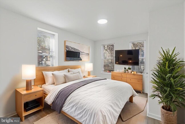 Building Photo - 3827 Cambridge St