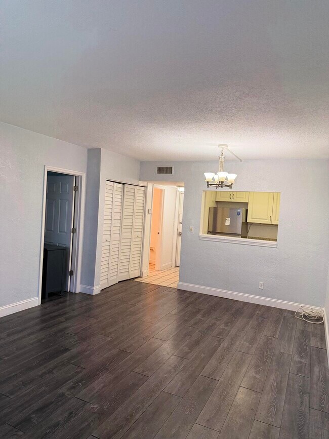 Foto del edificio - 270 S Cypress Rd