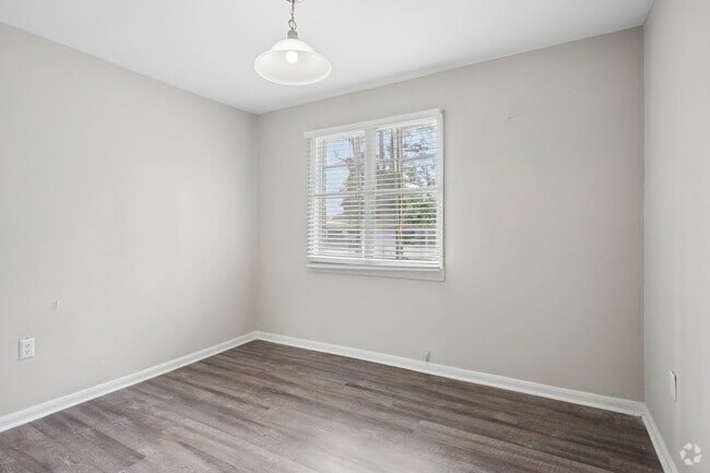 2BR. 1BA - 1,100SF - Dining Room - The Oaks at Anderson Apartments