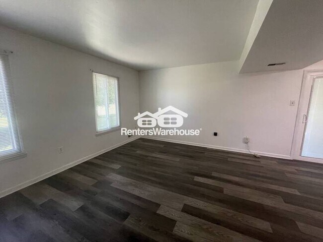 Building Photo - 8 King Henry Circle