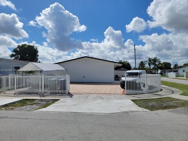 Foto del edificio - 4480 NW 170th St