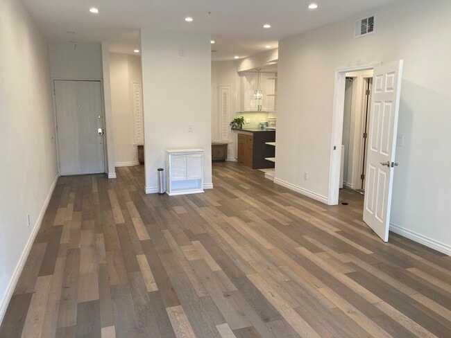 Building Photo - 14050 Magnolia Blvd