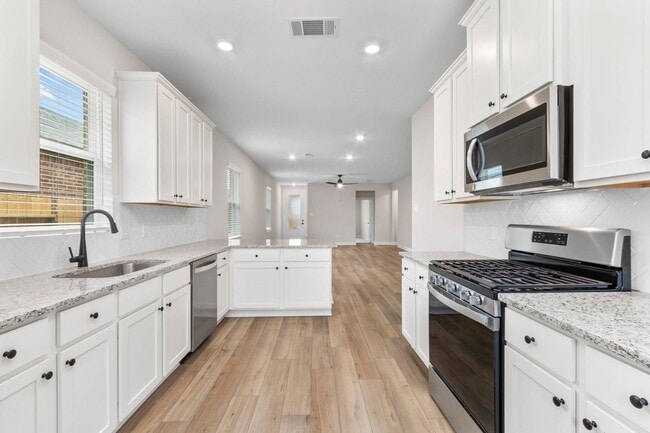 Building Photo - 1111 Whispering Winds Dr