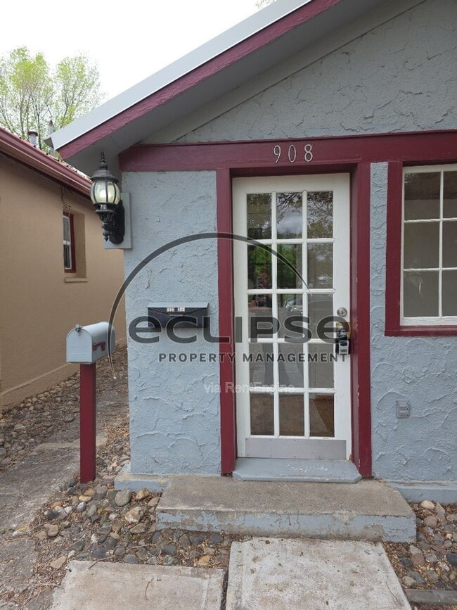 Building Photo - 908 9th St