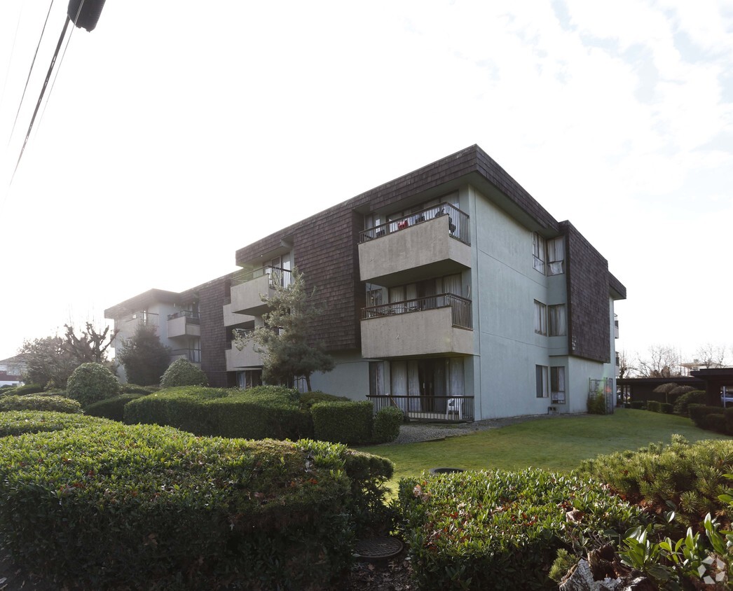 Building Photo - Pinewood Court