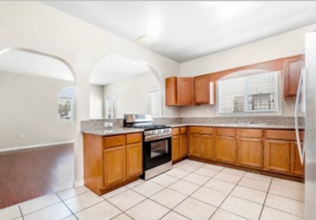 Primary Photo - 3028 Edgehill Dr