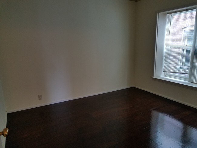 bedroom - 3946 De Tonty St