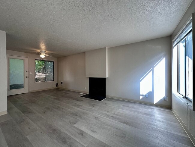 Foto del edificio - Charming Updated Condo in Tranquil Lake Oswego Setting