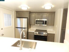 Building Photo - 5519 Roundtree Dr
