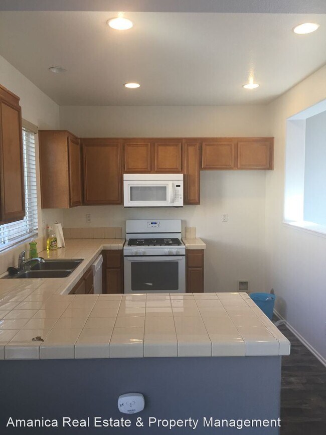 Foto del edificio - 3 br, 3 bath House - 22394 Witchhazel Ave