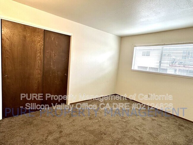 Building Photo - 102 Oak Lane