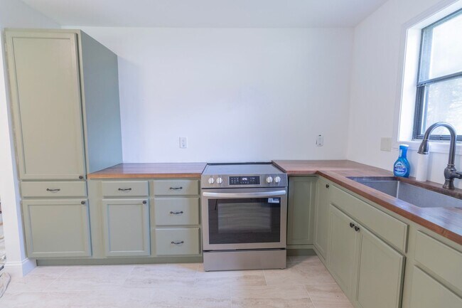Foto del edificio - Beautifully Updated 3BR Home w/ Bonus Room, Fenced Yard & Garage