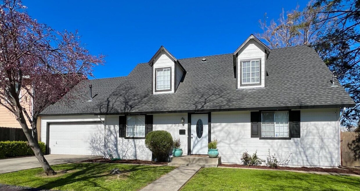 Foto principal - Four Bedroom 2 Bath home available for rent