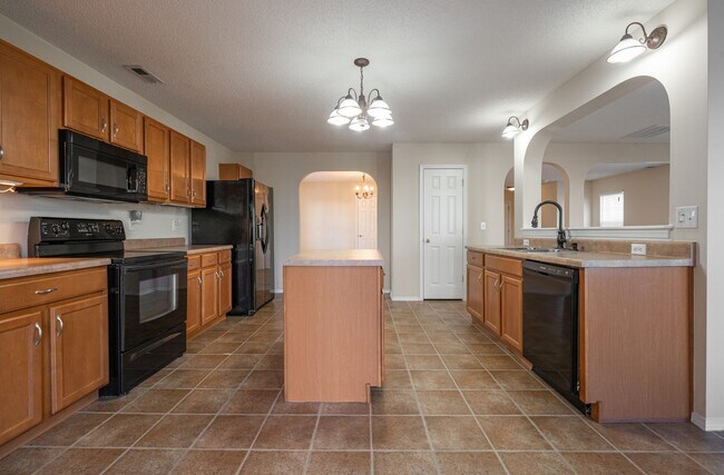 Building Photo - 3 BEDROOM WITH LARGE KITCHEN!