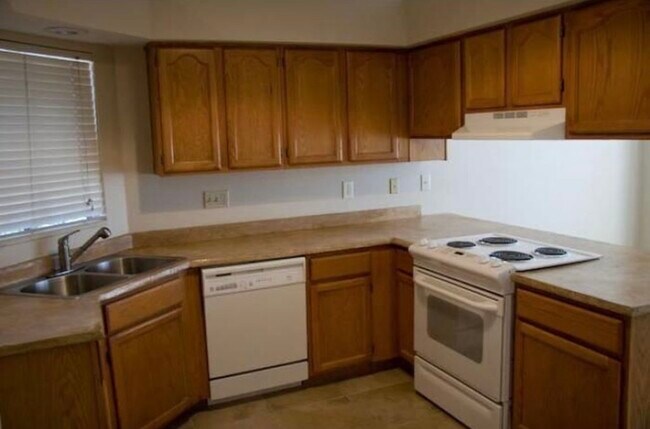 Building Photo - 1328 W Rosewood Ct