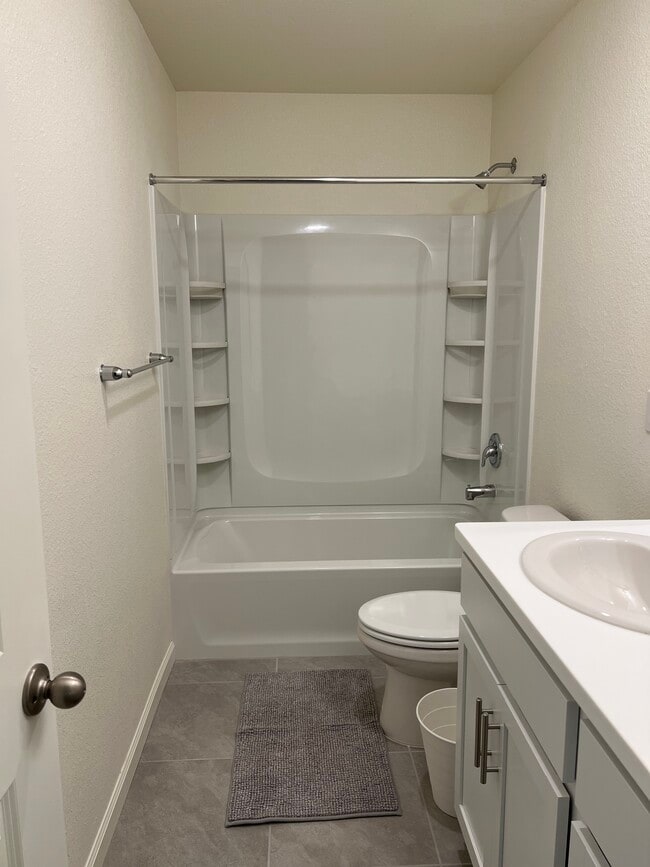 Piso 2 - Baño común - 329 Shafer Ave