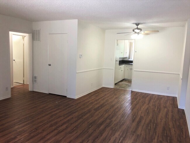 Foto del edificio - 825 S Windsor Blvd