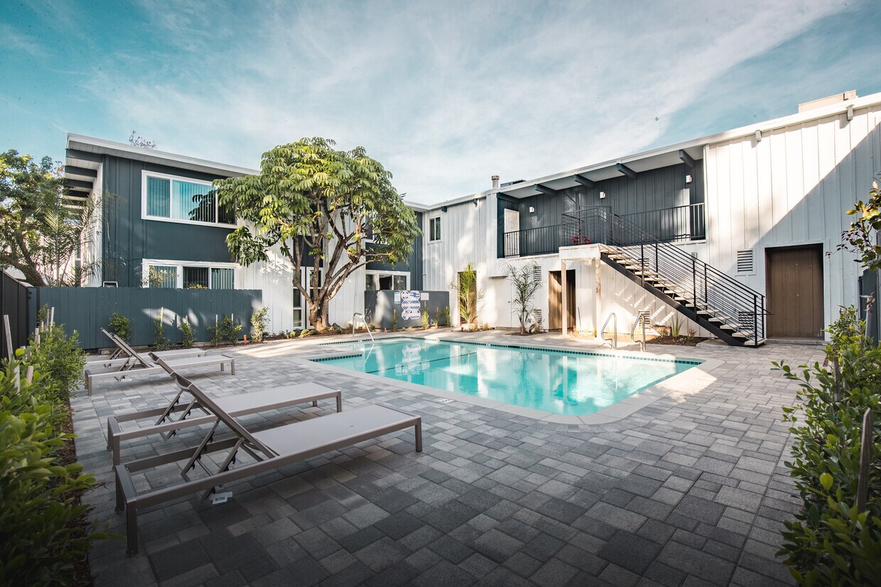 Foto principal - 12659 Moorpark St