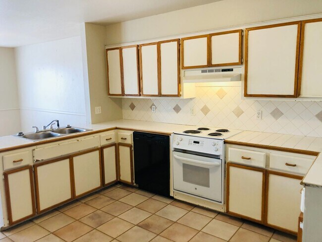 Foto del edificio - 3 bedrooms, 2 1/2 baths and a 2 car garage...