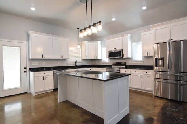 Foto del edificio - 905 Avenue E.