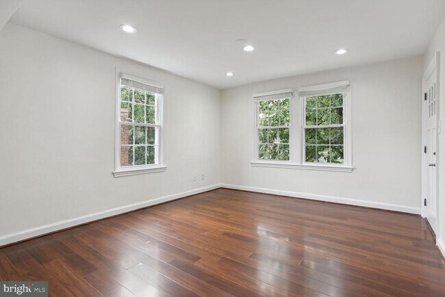 Foto del edificio - 2828 Buena Vista Terrace SE