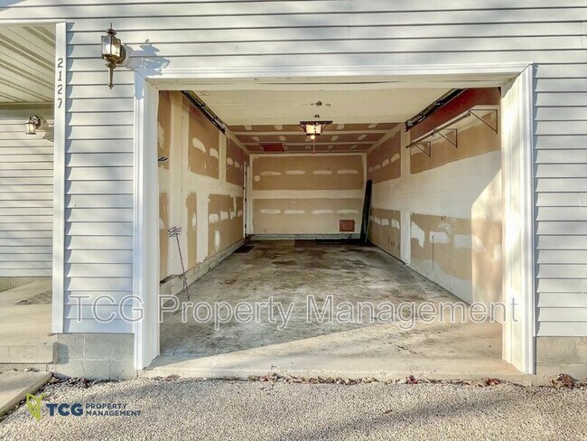 Foto del edificio - 2127 Fox Hill Ln